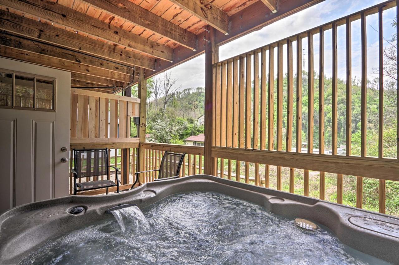 Gatlinburg Cabin With Loft And Game Room 1 Mi To Town Bagian luar foto